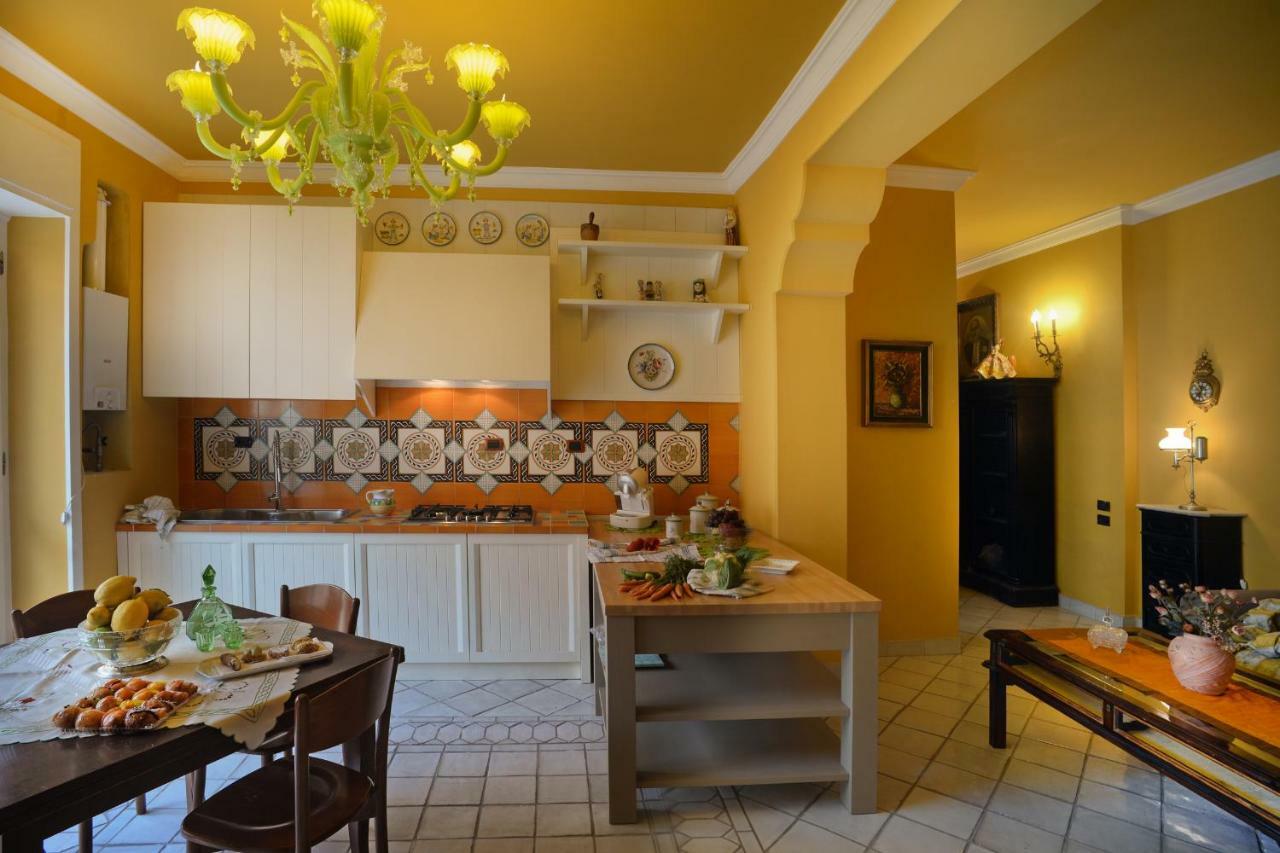 Donna Filomena Casa Vacanza Di Charme Salerno Bagian luar foto