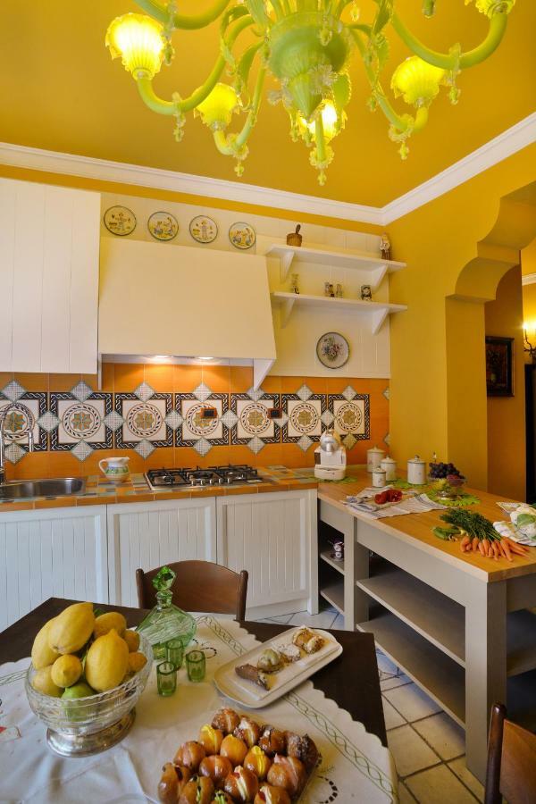 Donna Filomena Casa Vacanza Di Charme Salerno Bagian luar foto